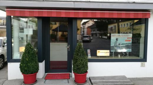 Aluminium-Verkleidung in anthrazit bei Laden