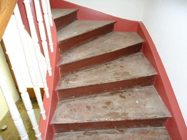 Holztreppe mit weißem Geländer vorher 