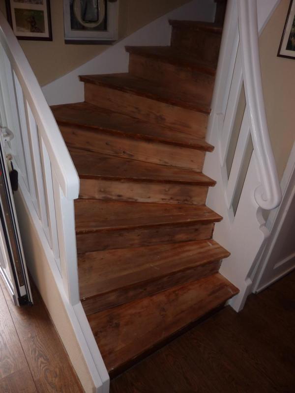 Holztreppe mit weißem Geländer vorher 