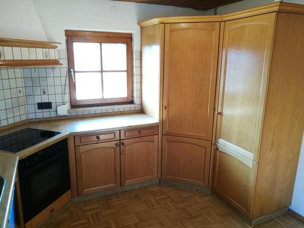 Holz-Küche mit Fließen 