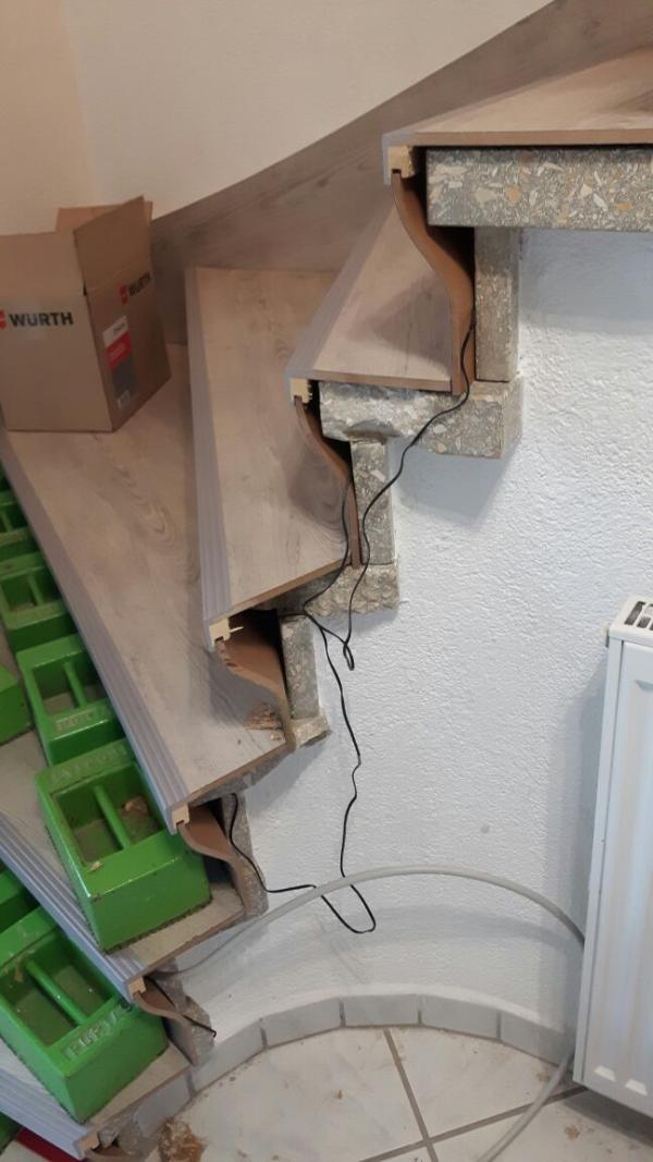 Steintreppe mit Holzverkleidung 