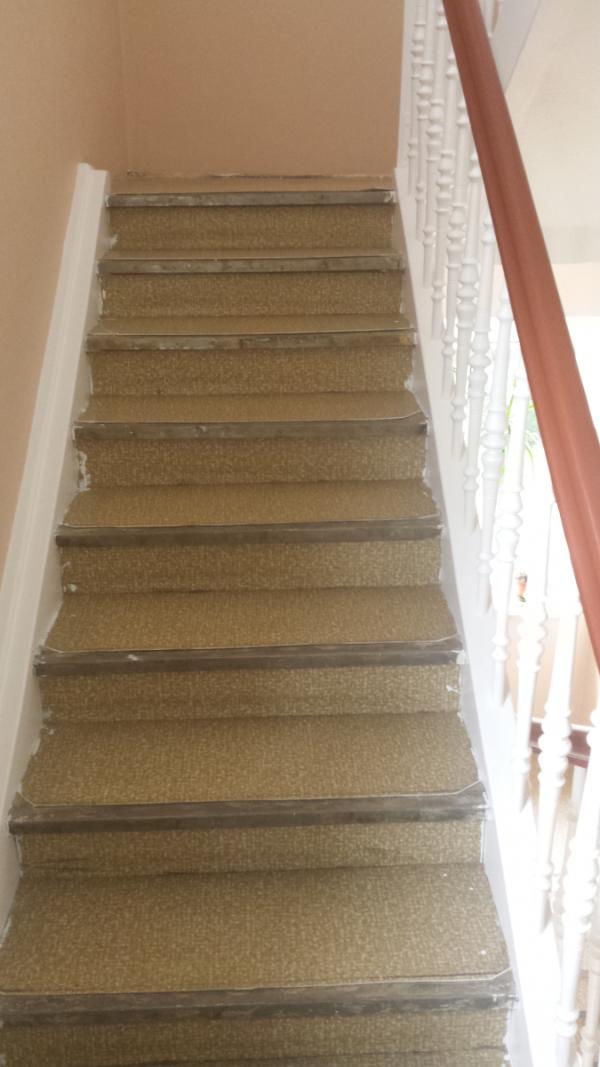 Treppe mit weiß lackiertem Geländer vorher
