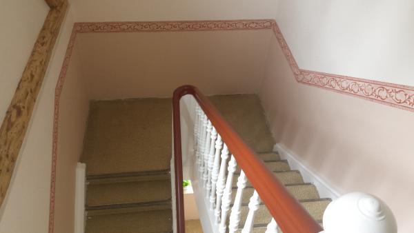 Treppe mit weiß lackiertem Geländer vorher