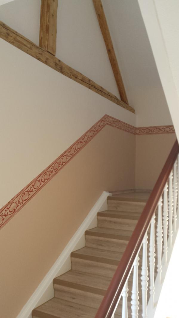 Holztreppe mit weißem Geländer renoviert