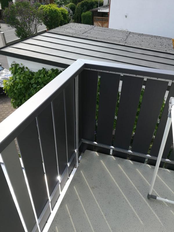 Neue Balkonverkleidung in anthrazit 