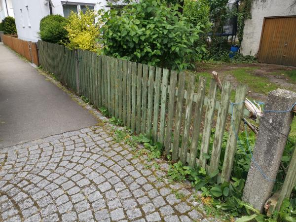 Alter Holz-Gartenzaun mit Stein-Pfeilern 