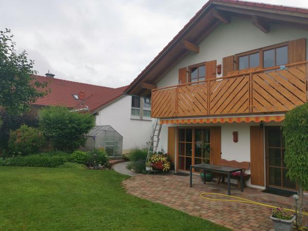 Neue Holz-Balkonverkleidung bei Einfamilienhaus
