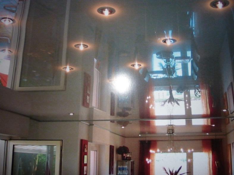 Spiegelnde Decke mit Beleuchtung