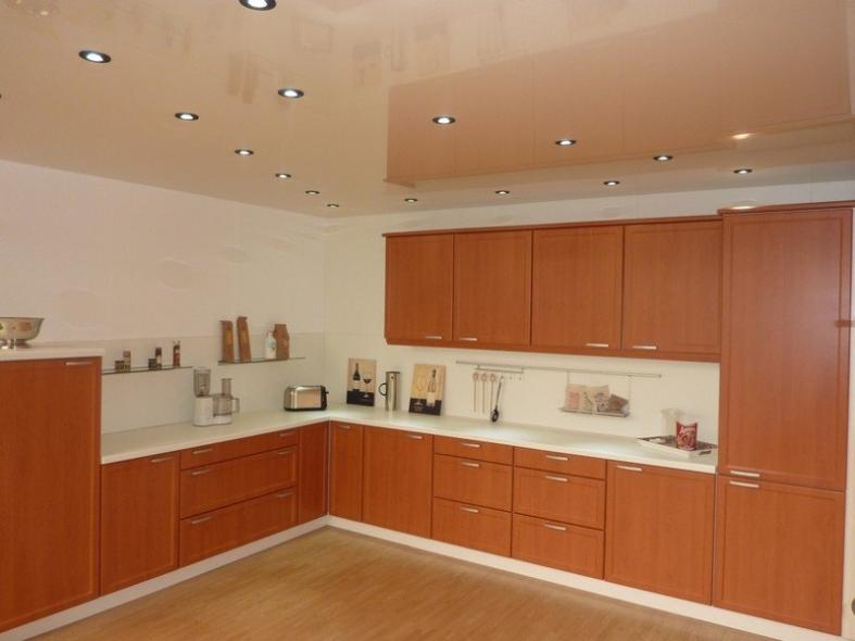 Deckenrenovierung mit Beleuchtung in Küche mit weißer Arbeitsplatte