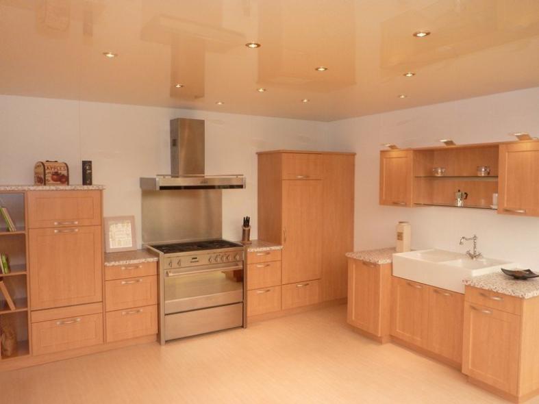 Deckenrenovierung bei Holzküche mit Beleuchtung