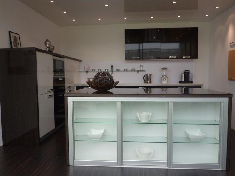 Küche in schwarz und weiß renoviert