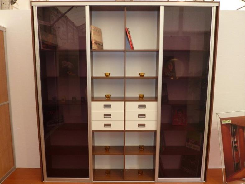 Wandschrank mit Schiebetüren mit verdunkeltem Glas