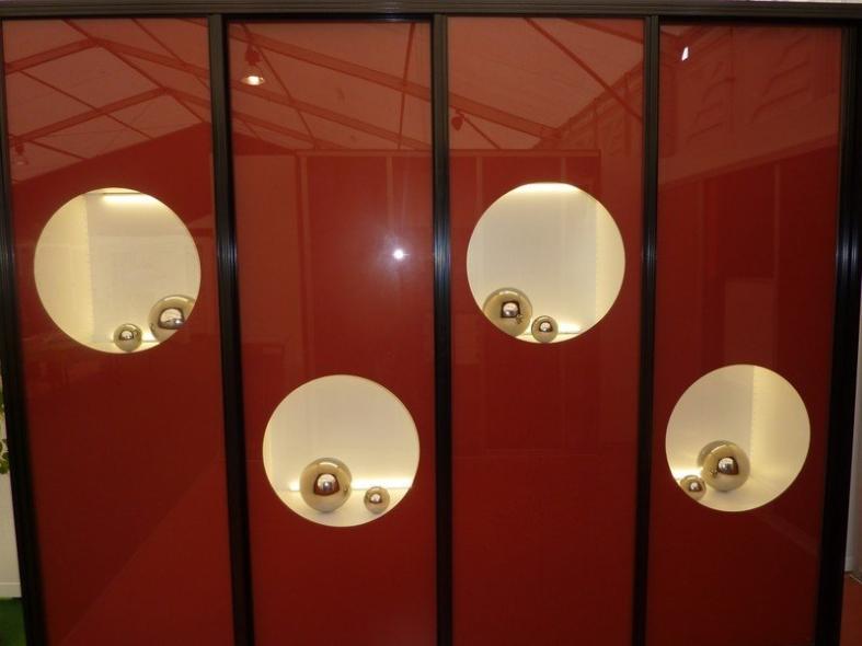 Schrank mit runden Ausschnitten