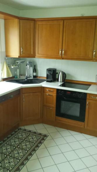 Alte Holz-Küche mit weißer Arbeitsplatte