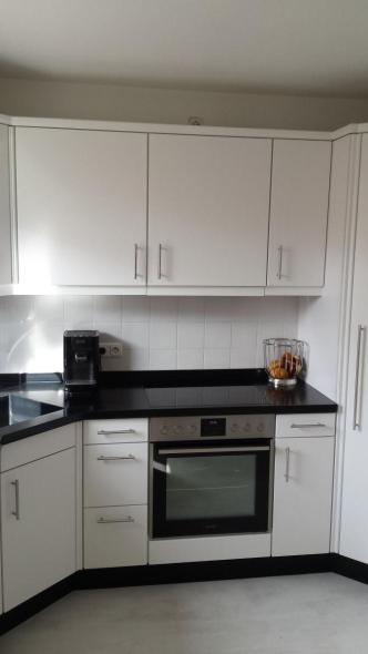 Küche in weiß mit schwarzer Arbeitsplatte renoviert