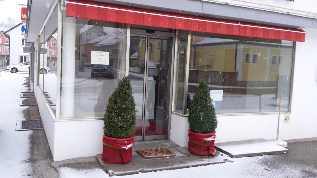 Aluminium-Verkleidung bei Laden vorher