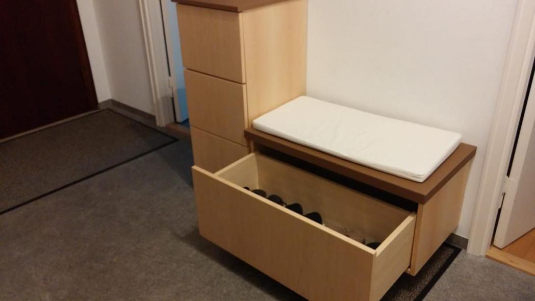 Schuhschrank mit Sitzbank