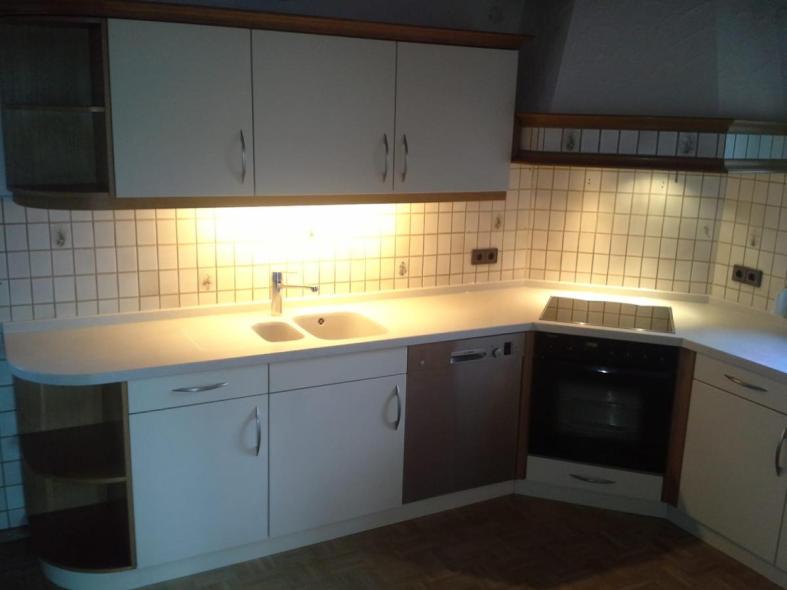 Holz-Küche mit weißen Elementen und Beleuchtung