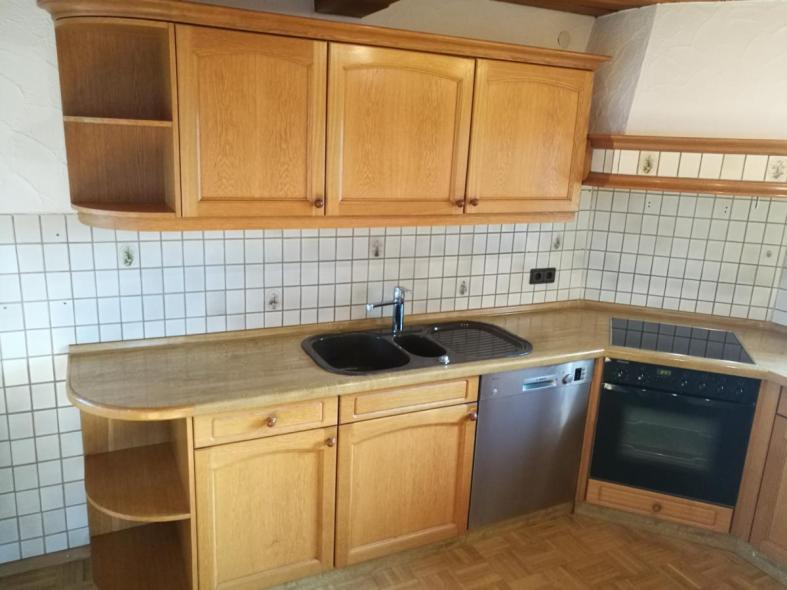 Holz-Küche mit Fließen