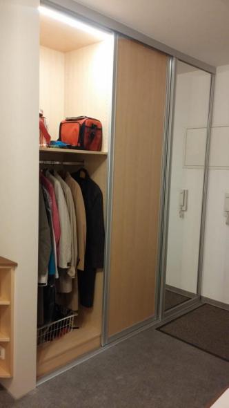 Kleiderschrank mit Schiebetüren und Spiegel und Innenbeleuchtung