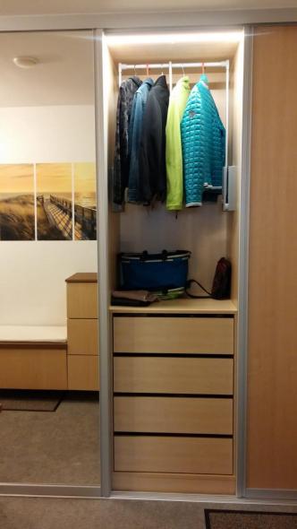 Kleiderschrank mit Schiebetüren und Spiegel und Innenbeleuchtung