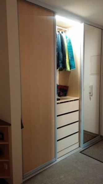Kleiderschrank mit Schiebetüren und Spiegel und Innenbeleuchtung