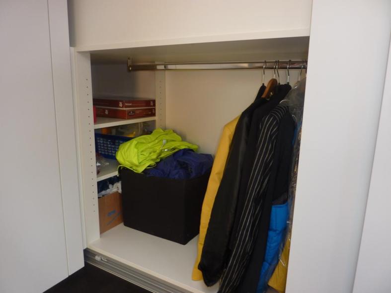 Schrank in weiß mit Kleiderstange 