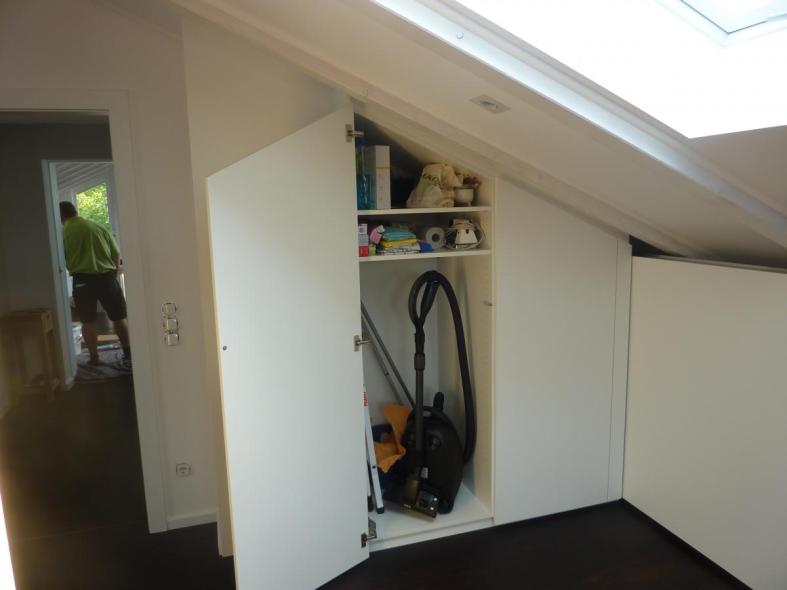 Schrank in weiß in Dachschräge 