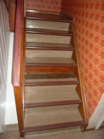 Holztreppe mit Leiste und Holzgeländer vorher