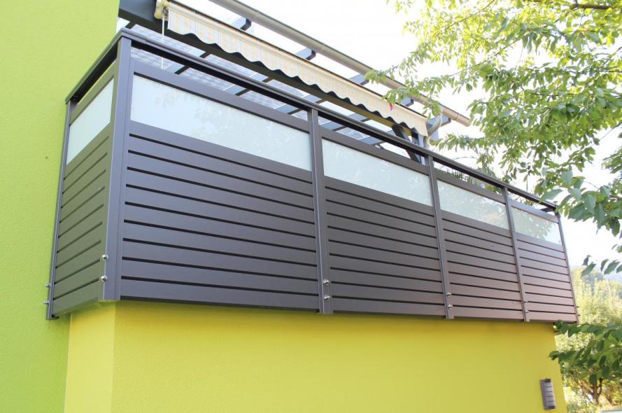 Aluminium-Balkongeländer mit Milchglas-Ausschnitten