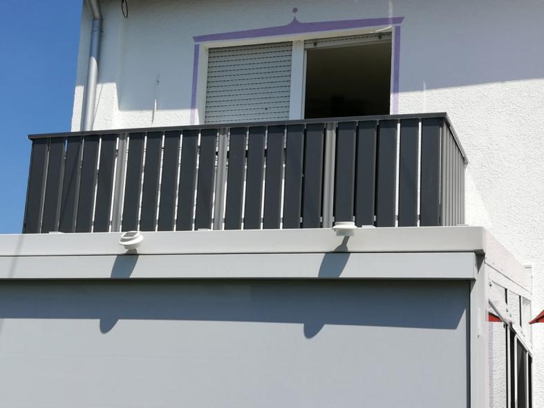 Neue Balkonverkleidung in anthrazit