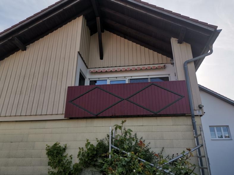 Alte Balkonverkleidung in rot