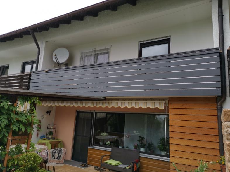 Neue Balkonverkleidung in grau