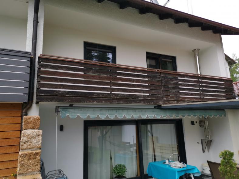 Alte Holz-Balkonverkleidung