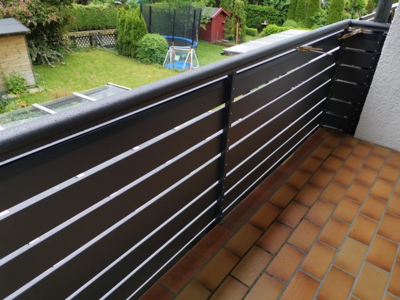 Neue Balkonverkleidung in grau