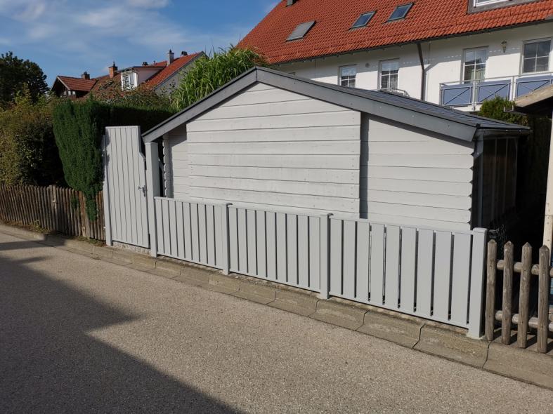Neuer Gartenzaun in grau