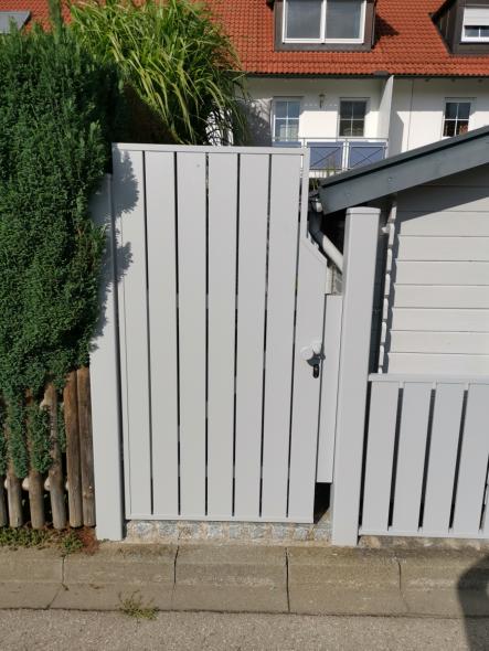 Neues Gartentor in grau