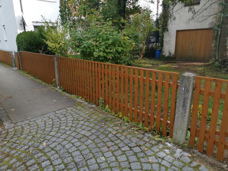Neuer Holz-Gartenzaun mit Stein-Pfeilern