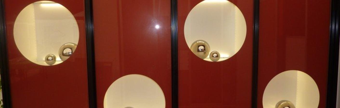 Schrank mit runden Ausschnitten