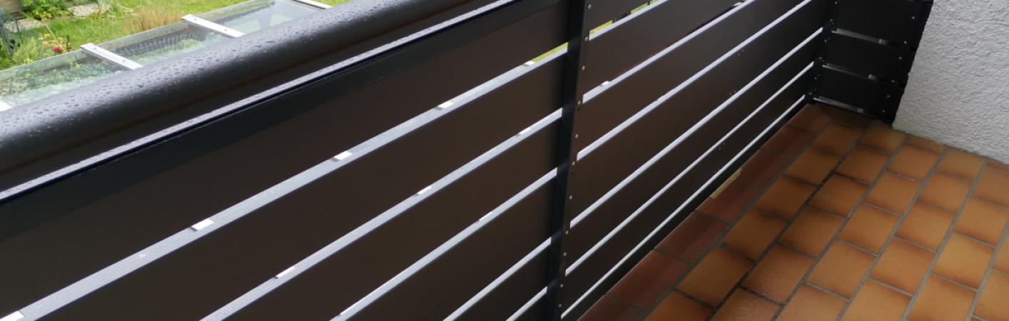 Neue Balkonverkleidung in grau